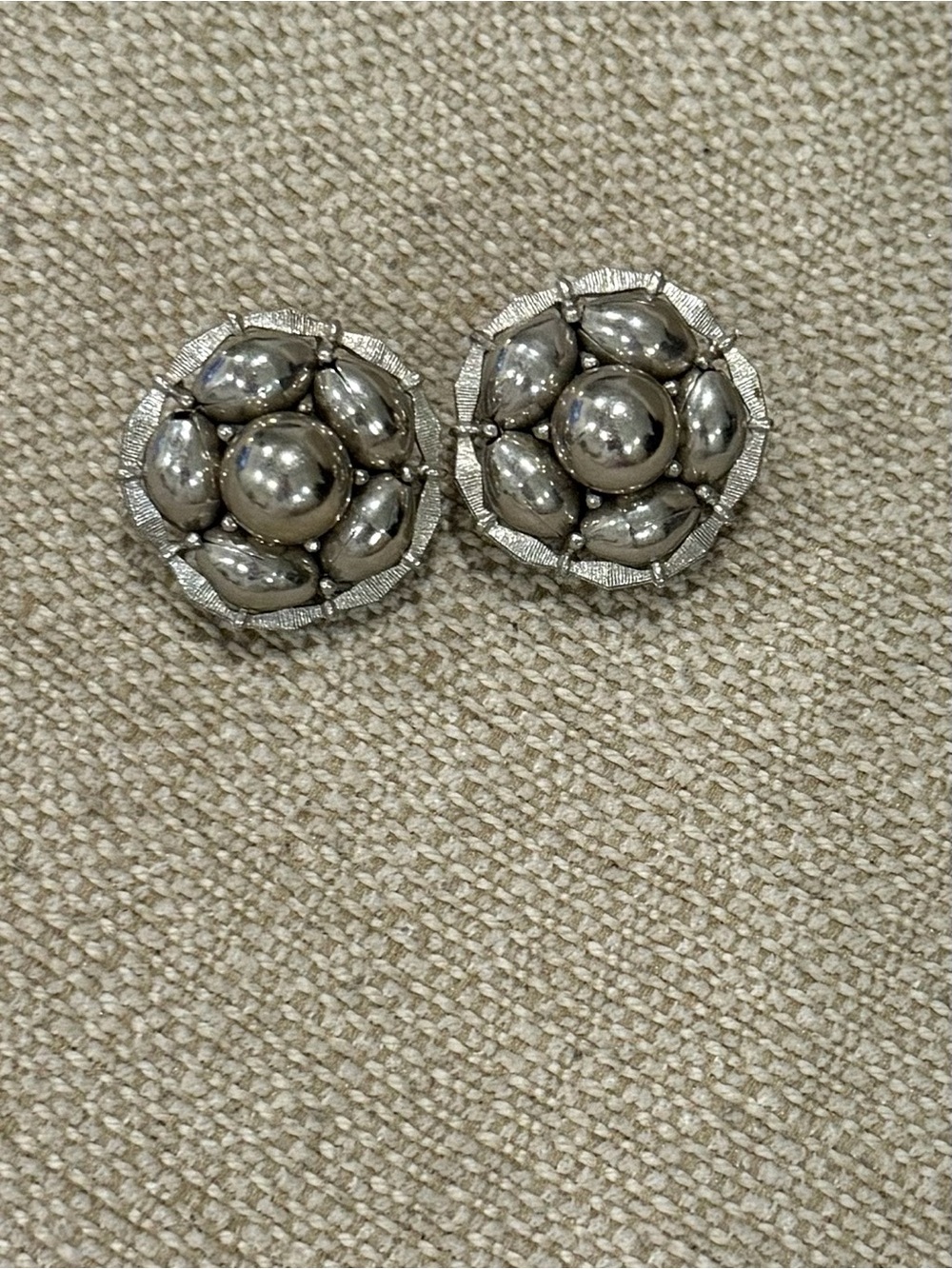 Vintage Mid-Century Silver Tone Cluster Clip On Earrings 1" Textured Bead Floral